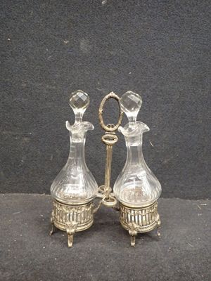 paire de carafes anciennes en verre argenté, sur socle