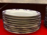 un grand nombre d'assiettes posées sur une table