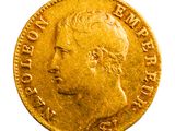gros plan d'une pièce d'or sur fond blanc