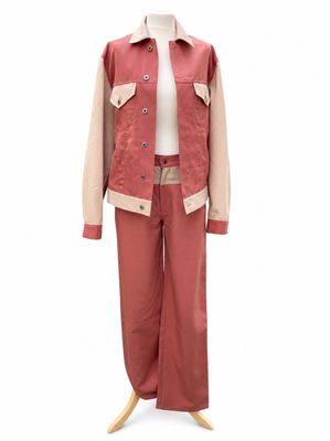 une photo d'une veste et d'un pantalon pour femme présentés sur un mannequin