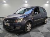 la photo d'une petite voiture bleue garée dans un garage