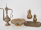 une image représentant un ensemble d'objets en laiton, comprenant une théière, un plateau et un plateau