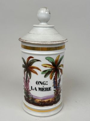 un récipient blanc orné d'un motif représentant un palmier