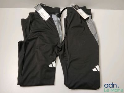 un gros plan sur un pantalon noir posé sur une table