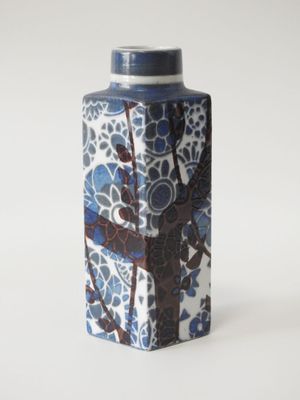 un vase bleu et blanc orné d'un arbre
