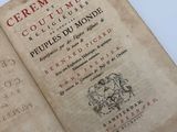 un vieux livre ouvert sur une table