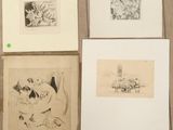 Plusieurs dessins représentant des personnes et des animaux sont exposés sur une table
