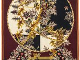 un gros plan d'une tapisserie représentant des fleurs et des oiseaux