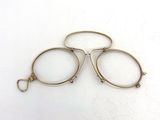 deux paires de lunettes sont posées sur une surface blanche