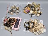 beaucoup de bijoux posés sur une table