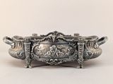 un bol en argent orné d'un motif floral