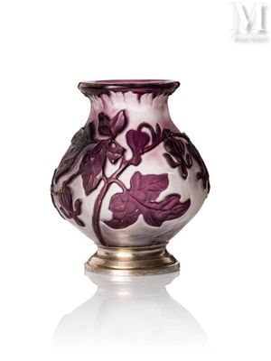 un vase violet orné d'un motif floral