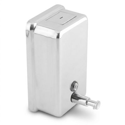 distributeur de savon en acier inoxydable sur fond blanc
