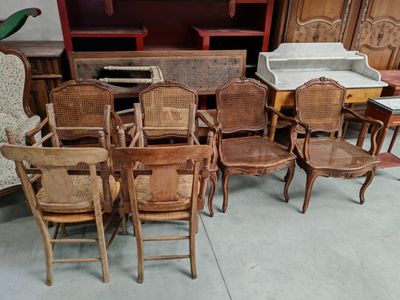 beaucoup de chaises et une table dans une pièce