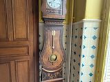 une horloge grand-père dans le coin d'une pièce