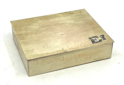 une boîte posée sur une surface blanche