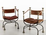 paire de chaises en cuir et en fer avec des pieds en laiton