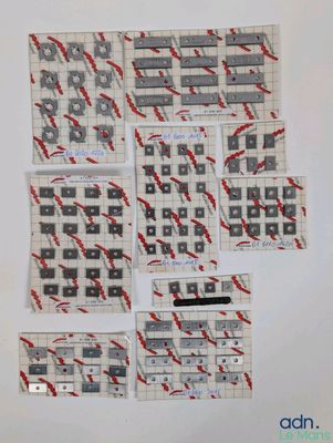 plusieurs feuilles de papier sur lesquelles figurent des inscriptions en rouge et en noir