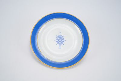 une image représentant une assiette bleue et blanche ornée d'un flocon de neige