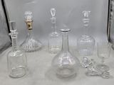 un grand nombre de bouteilles en verre posées sur une table