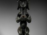 l'image d'une statue représentant une femme tenant un bébé dans ses bras