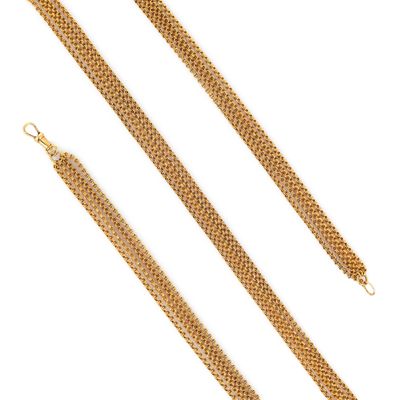 une paire de chaînes en or sur fond blanc