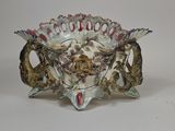 un vase décoratif orné d'un dragon sur un fond blanc
