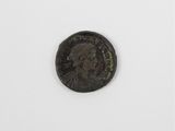 une vieille pièce de monnaie avec un visage d'homme dessus