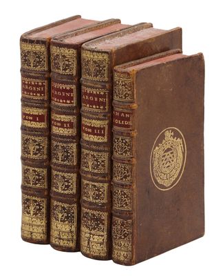 un lot de cinq livres anciens empilés les uns sur les autres