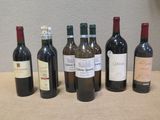 des bouteilles de vin sont alignées sur une table devant un mur