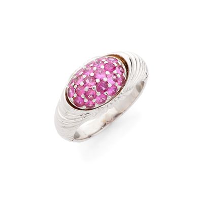 Gros plan sur une bague ornée d'une pierre rose