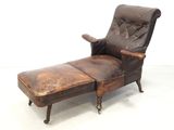 chaise longue en cuir marron avec repose-pieds et repose-pieds