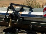 un tracteur garé sur le bord d'un chemin de terre