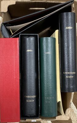trois livres dans une boîte posée sur une table
