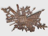 une horloge en bois sur laquelle figurent tout un tas d'éléments différents