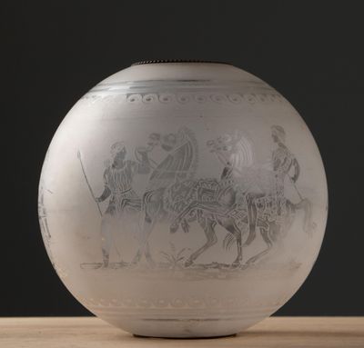 BACCARAT, attribué à. Globe de lampe à pétrole à décor de sc…