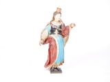 figurine représentant une femme vêtue d'une robe bleue et portant une couronne sur la tête
