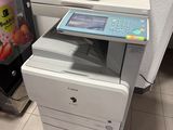 une photo d'une imprimante multifonction posée sur un comptoir