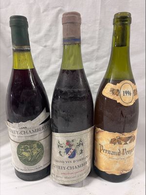 trois bouteilles de vin sont alignées sur une surface blanche