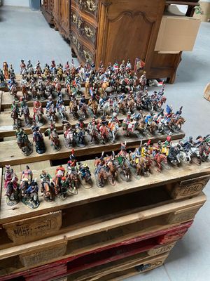 beaucoup de figurines de jouets sur une palette