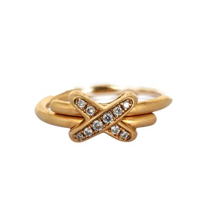 Gros plan sur une bague en or ornée de diamants