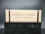 une boîte en bois sur laquelle est accrochée une pancarte indiquant « Château Aussone Saint-Emilion »