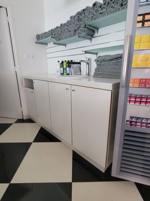 un sol à carreaux noirs et blancs dans un magasin
