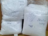 deux paquets de papier toilette posés sur une boîte en carton