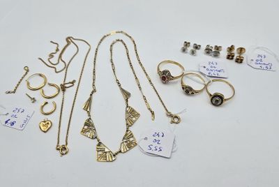 un ensemble de bijoux comprenant des bagues, des colliers et des boucles d'oreilles