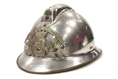 un casque de pompier en argent orné d'un écusson