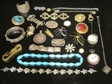 de nombreux types de bijoux posés sur une table noire