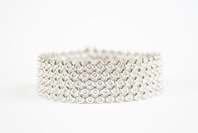 gros plan d'un bracelet en argent sur fond blanc