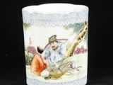 une tasse sur laquelle est représenté un homme et un chat