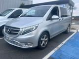 une fourgonnette Mercedes Classe V garée sur un parking à côté d'autres fourgonnettes